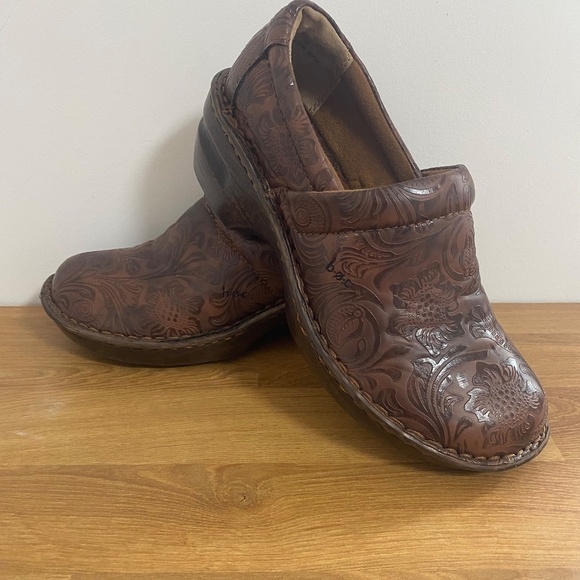 EUC BOC tooled floral pattern brown Peggy slip on clogs size 7M - Picture 2 of 13